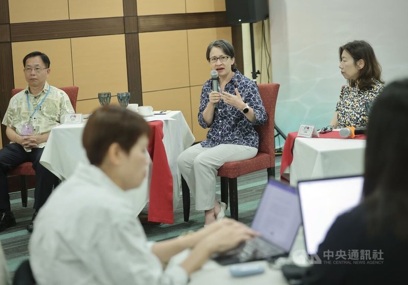副總統蕭美琴（後中）啟動為期5天的「帛榮專案」，率團出訪友邦帛琉，10日上午由外交部次長葛葆萱（後左）、衛福部次長林靜儀（後右）陪同，與隨團記者茶敘。中央社記者裴禛帛琉攝　115年6月10日
