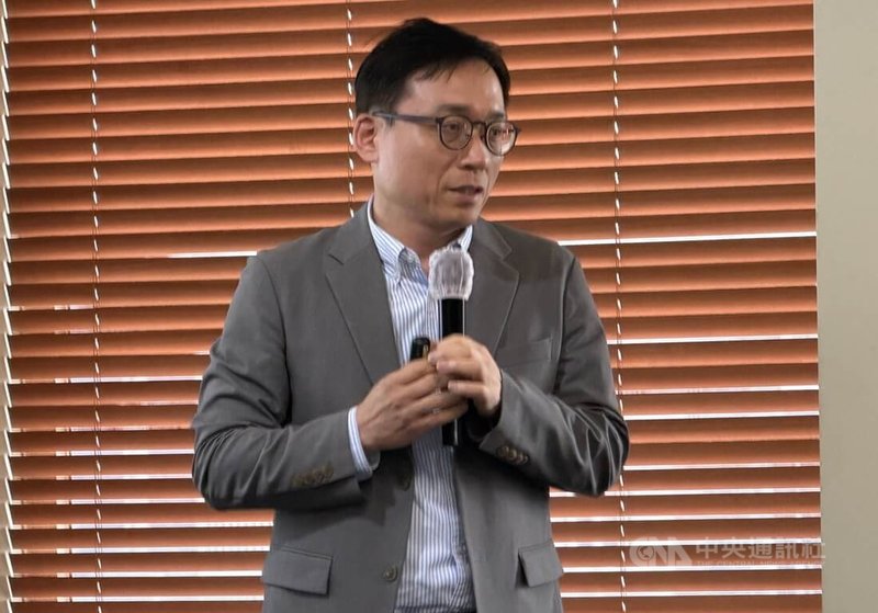 近一年來韓國股市強勁，KOSPI指數突破8000點大關，資本市場研究院長金世浣（圖）10日出席外媒記者會時分析指出，主因是去年李在明政府上任後「商法」3度修法，保護小股東及提高董事會成員的獨立性。中央社記者楊啟芳首爾攝 115年6月10日