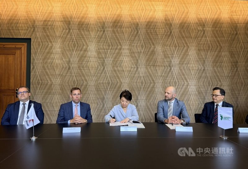 台中市長盧秀燕(中)與德國哥利茨縣長邁爾(右2)9日在柏林簽署友好交流備忘錄,駐德代表谷瑞生(右1)、德國執政黨國會議員厄斯特(左2)出席簽署儀式。中央社記者林尚縈柏林攝 115年6月10日