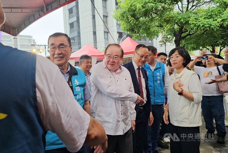 國民黨新北市長參選人李四川（左）和民進黨新北市長參選人蘇巧慧（前右）10日都出席新北市中藥商業同業公會80週年慶暨神農本草文化節開幕儀式，先嗇宮董事長、國民黨副主席李乾龍（左2）熱情歡迎。中央社記者王鴻國攝 115年6月10日