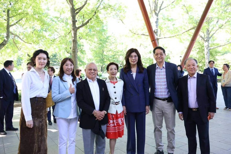國民黨主席鄭麗文（右3）8日率團造訪紐約皇后植物園，以「台灣蘭花」兼具堅韌與優雅的特質，比喻台灣堅守和平的寶貴精神。 （國民黨提供） 中央社記者王承中傳真 115年6月10日