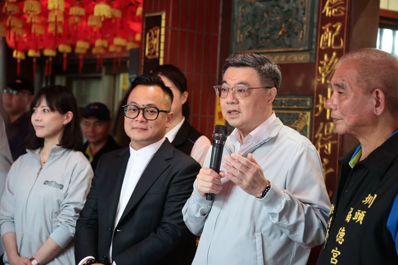 行政院長卓榮泰（右2）10日前往基隆七堵區接連參拜3間廟宇時表示，近日的風雨對台灣而言是「及時雨」，因為中南部許多水庫都有進帳，讓民生用水不缺、沒煩惱。（行政院提供）中央社記者沈如峰基隆傳真　115年6月10日
