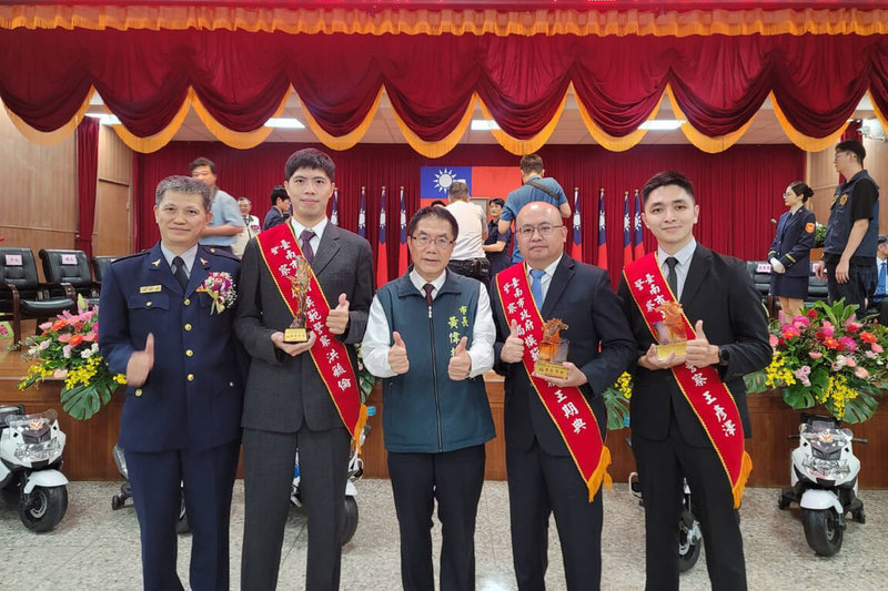 台南市長黃偉哲（前中）10日出席台南市115年警察節慶祝大會，表揚模範警察等相關人員。（台南市政府提供）中央社記者楊思瑞台南傳真　115年6月10日