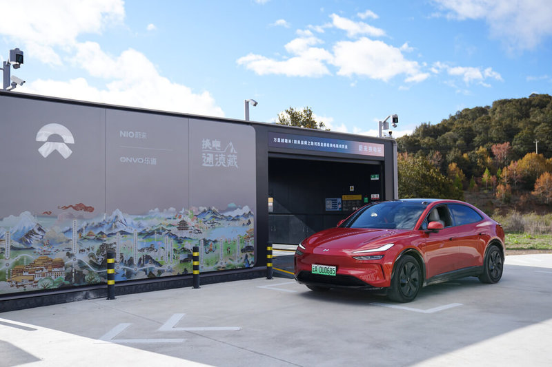 今年是滇藏公路建成通車50週年，中國官方宣傳可以開電動車，從雲南經由這條路輕鬆赴西藏旅遊。圖為5月14日，一輛電動車在途中的雲南雪山換電站換電池。（中新社提供）中央社　115年6月10日