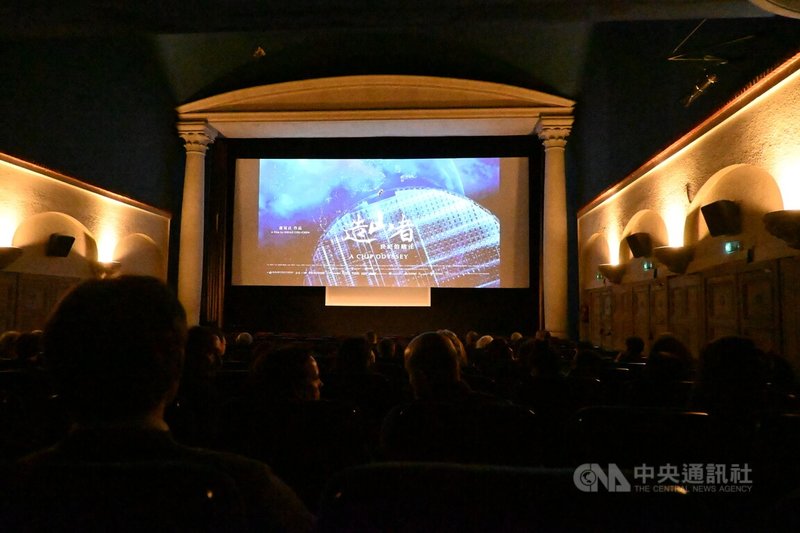台灣半導體發展史紀錄片「造山者」9日首度在布魯塞爾公開放映，吸引逾百名僑胞、留學生及外國觀眾入場。中央社記者吳柏緯布魯塞爾攝　115年6月10日