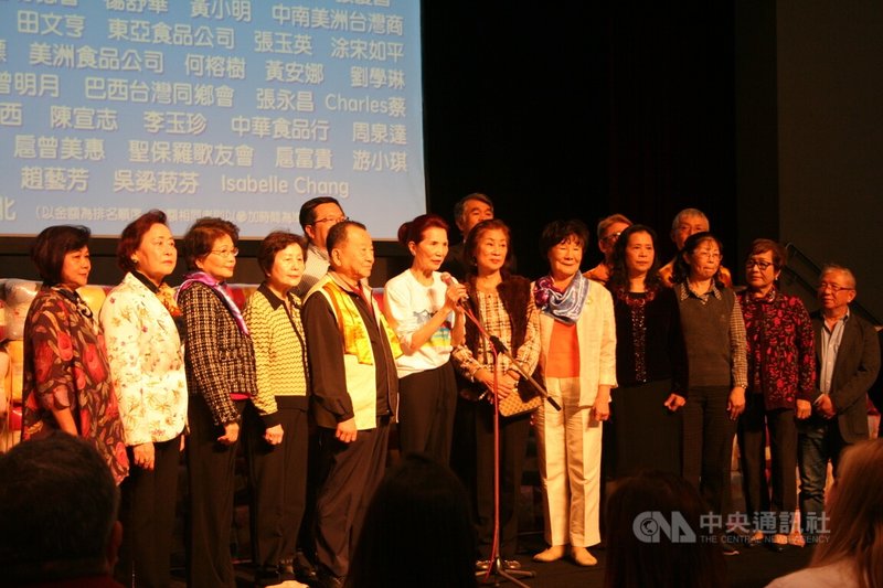 巴西台灣僑社9日於聖保羅市客家大樓舉辦2026年「寒冬送暖」捐贈毛毯行動，發起委員代表、慈善機構「愛之贈予」創辦人支黃秀莉（執麥克風者）與捐贈委員一同呼籲，期盼愛與希望能溫暖每一個需要的角落。中央社記者唐雅陵聖保羅攝　115年6月10日