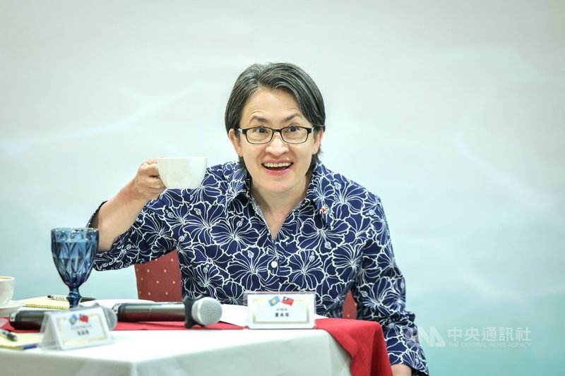 副總統蕭美琴（圖）啟動「帛榮專案」率團出訪帛琉，來到行程最後一天，10日上午在下塌飯店與隨團記者茶敘，分享出訪成果。圖為蕭副總統在會前與媒體聊天時露出驚訝表情。中央社記者裴禛帛琉攝　115年6月10日