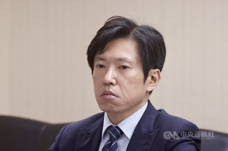 媒體報導，國民黨主席鄭麗文訪美時說，台灣要通過和平統一公投很困難。行政院秘書長張惇涵10日在立法院受訪表示，從前總統蔡英文到總統賴清德的兩岸政策很清楚，「不卑不亢、維持現狀」，這也是大多數民眾的期盼與共識，他們會一直堅持下去。中央社記者王飛華攝　115年6月10日
