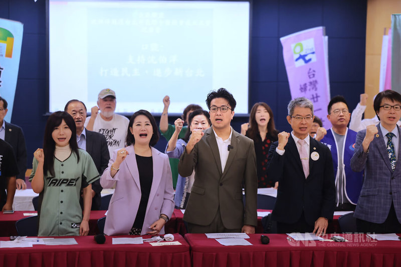 民進黨台北市長參選人沈伯洋（中）與民進黨立法委員吳思瑤（左2）、吳沛憶（左1），10日在台北台大校友會館出席「台派聯盟後援會成立大會」，一起高呼口號。中央社記者王飛華攝　115年6月10日