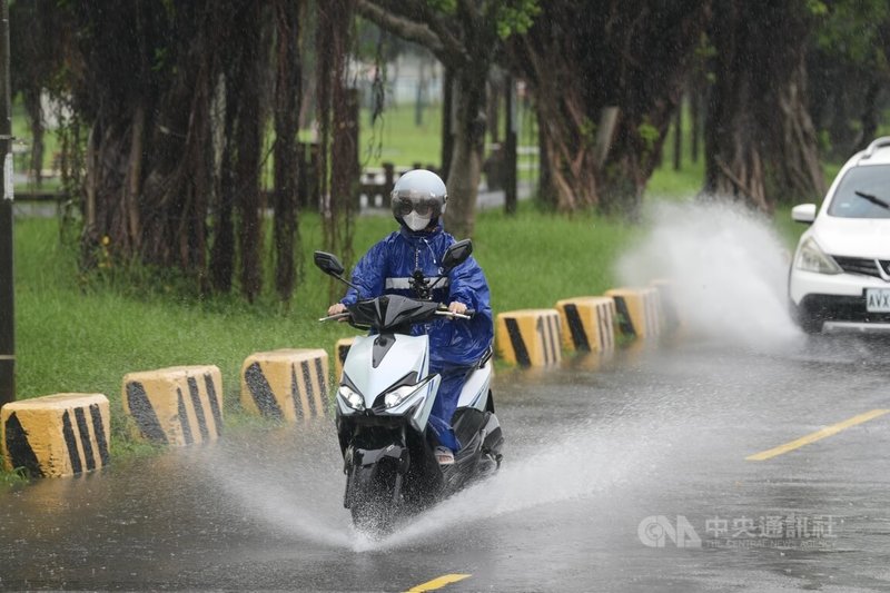 因劇烈豪雨機率逐漸降低，氣象署10日上午8時解除0608豪雨事件，但受滯留鋒面及西南風影響，仍應注意短延時強降雨。民眾在台北市士林區的堤防外行經積水路段，激起水花。中央社記者徐肇昌攝 115年6月10日