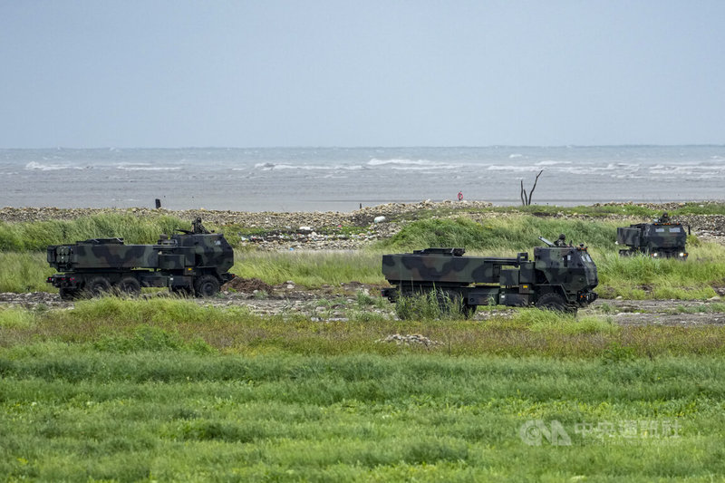 陸軍10日在台中大甲溪出海口周邊實施重砲暨新式武器換裝驗證射擊訓練，海馬士多管火箭系統接獲射擊任務後，迅速機動至發射陣地，展現快速部署能力。中央社記者鄭清元攝　115年6月10日