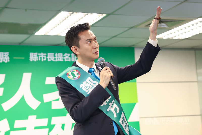 民進黨中執會10日通過提名現任竹北市長鄭朝方（圖）代表參選新竹縣長，並舉行提名記者會正式宣布，鄭朝方帶著對自己意義深遠的念珠出席，說明背後的故事代表自己從政的初心。中央社記者王騰毅攝  115年6月10日