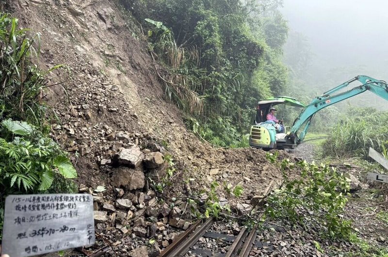 因滯留鋒面及西南氣流影響，阿里山林鐵沿線零星落石，已預警性停駛的林鐵，因山區雨勢趨緩，已完成土石清理及路線巡檢，全線11日恢復營運。（阿里山林鐵及文資處提供）中央社記者黃國芳傳真　115年6月10日
