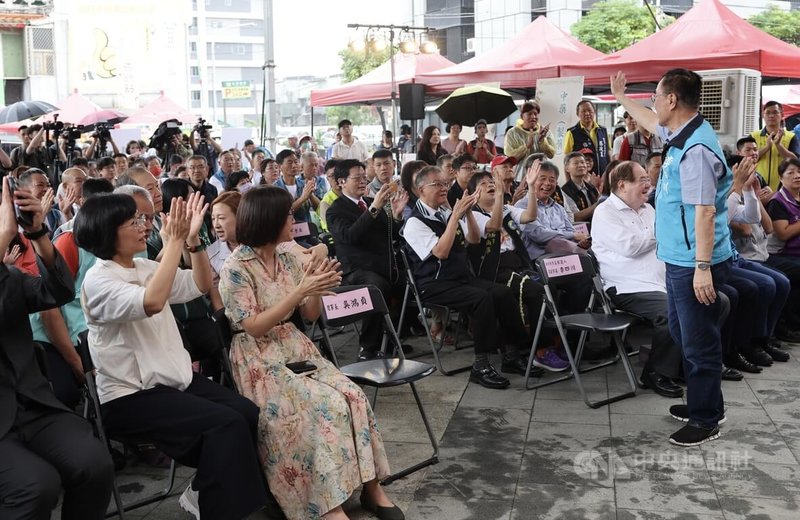 民進黨新北市長參選人蘇巧慧（前左）、國民黨新北市長參選人李四川（前右，立者）10日前往先嗇宮出席「2026神農本草文化節」暨新北市中藥商業同業公會80週年慶活動，主持人唱名時李四川起身揮手致意。中央社記者趙世勳攝　115年6月10日