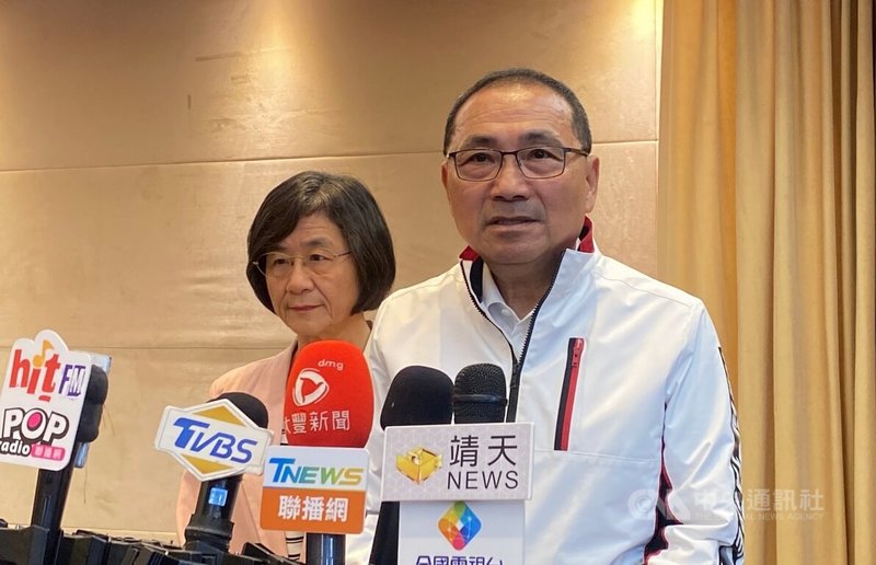 新北市長侯友宜（右）10日表示，新北65歲以上人口已達82萬人，衛生局高齡長照處預算編列將近新台幣百億元，盼竭盡所能照護銀髮長輩。後左為新北市衛生局長陳潤秋。中央社記者黃旭昇攝　115年6月10日