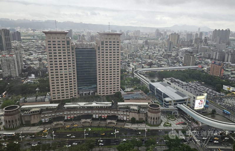 新北市政府推動「辦理基地開發交通影響評估審查原則」，針對小坪數住宅、都市更新案件及鄰近公共運輸場站周邊開發案，汽車位可採取差異化及彈性設置機制。圖為新北市板橋區「新板特區」街景。中央社記者王鴻國攝　115年6月10日