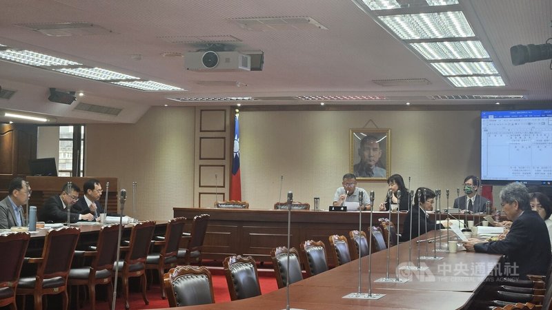 立法院社福及衛環委員會10日針對國民黨團、台灣民眾黨團擬具「台灣未來帳戶特別條例草案」，及民進黨立法委員郭國文等18人擬具「台灣兒童及少年投資儲蓄帳戶條例草案」進行黨團協商。中央社記者曾以寧攝　115年6月10日
