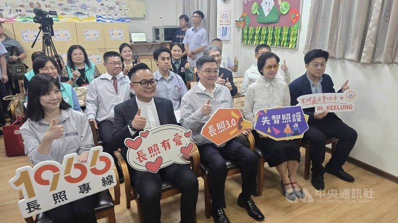 行政院長卓榮泰（前排中）10日到基隆市七堵失智症團體家屋關心地方照護能量與現況。他表示，政府將透過長照3.0與失智症防治照顧政策綱領3.0相結合，補足照護缺口，同時導入AI科技，提升照護品質與安全。中央社記者沈如峰基隆攝　115年6月10日