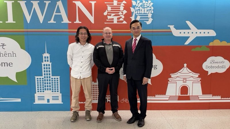 美國駐世界貿易組織（WTO）副常任代表畢斯比（David Bisbee，中）10日訪台，外交部國經司副司長陳敬一（右）接機。（外交部提供）中央社記者楊堯茹傳真　115年6月10日