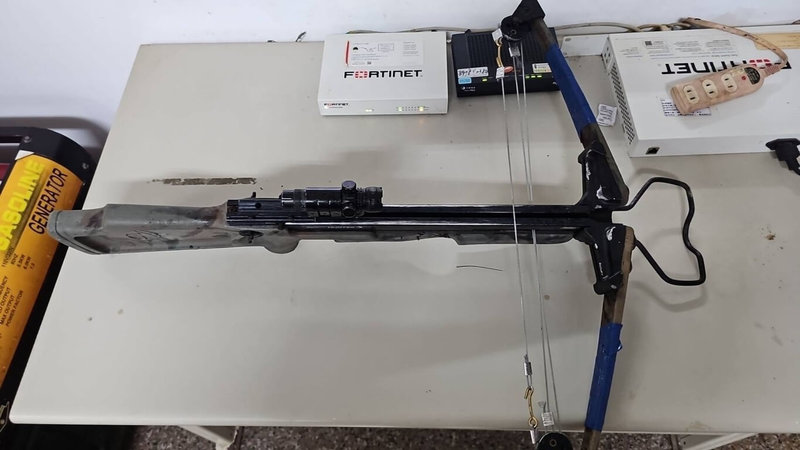 台東縣金峰鄉嘉蘭村發生貓狗遭十字弓射殺事件，警方10日下午循線逮捕謝姓嫌犯。謝嫌表示，貓狗經常闖入他家覓食，造成生活困擾，他以為是流浪動物才射殺。圖為謝嫌犯案用十字弓。（台東縣警察局提供）中央社記者盧太城傳真　115年6月10日