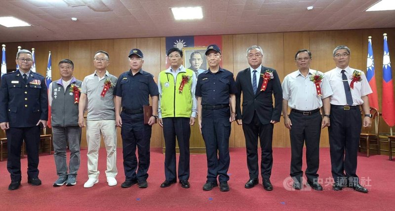 澎湖縣警察局10日舉辦115年警察節慶祝大會，副縣長林皆興（中）出席表揚模範警察，也期勉全體員警在有「好裝備、好身體、好精力」下，全力維護地方治安。中央社　115年6月10日