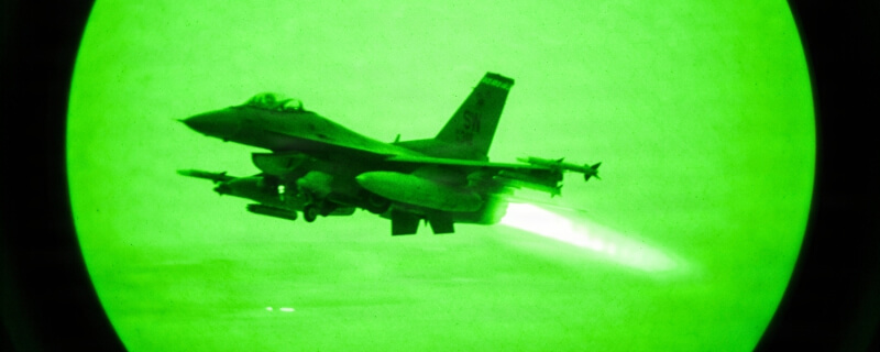 美軍中央司令部10日表示，已派出空軍及海軍戰機打擊荷莫茲海峽附近的伊朗設施。（圖取自x.com/CENTCOM）