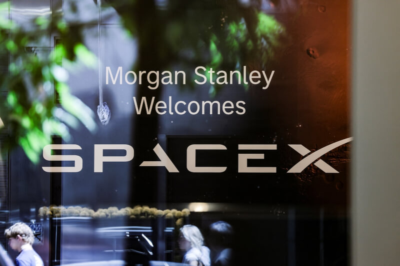 SpaceX首次公開募股的標誌4日在美國紐約摩根士丹利大樓展示。（路透社）