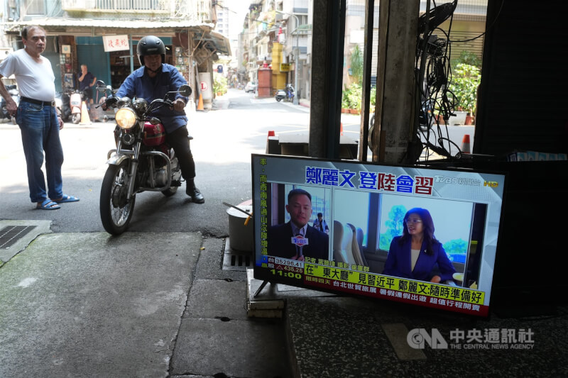 圖為國民黨主席鄭麗文4月10日在北京人民大會堂東大廳與中共總書記習近平會面。北市萬華區民眾關注相關新聞。（中央社檔案照片）
