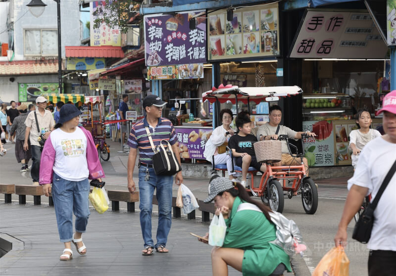為帶動旅客平日出遊，交通部長陳世凱表示，國旅補助經費最快7月通過，將於8月先抽生日住宿金1200元，9月補助上路。圖為八里渡船頭老街。（中央社檔案照片）