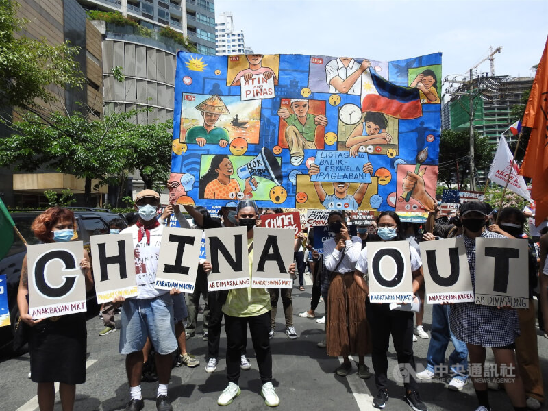 圖為2021年6月12日示威民眾在菲律賓獨立紀念日這天聚集中國大使館前，手持字牌要求中國離開西菲律賓海。（中央社檔案照片）