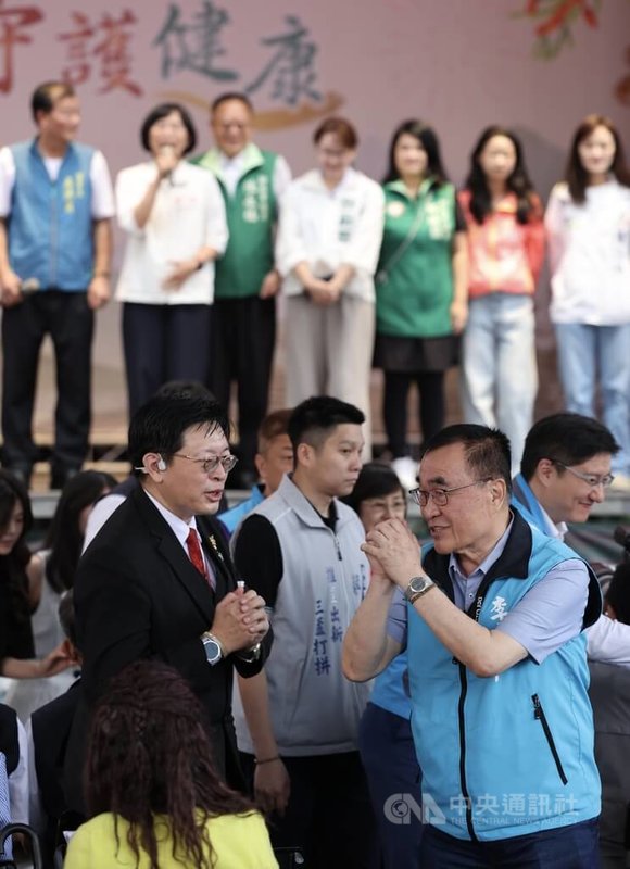 民進黨新北市長參選人蘇巧慧、國民黨新北市長參選人李四川（前右）10日前往先嗇宮出席「2026神農本草文化節」暨新北市中藥商業同業公會80週年慶活動，李四川離開時向與會者拱手致意。中央社記者趙世勳攝　115年6月10日