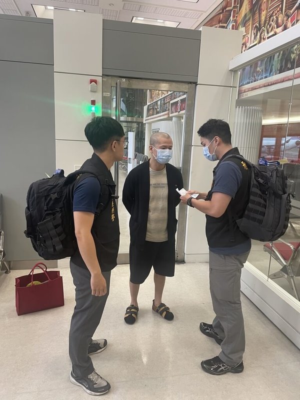 重大外逃通緝犯施宜璋（中）因涉殺人等案，潛逃出境後在東南亞流竄10餘年，日前因柬埔寨掃蕩詐騙園區被查獲，刑事局於10日將人押解回台。（刑事局提供）中央社記者黃麗芸傳真　115年6月10日