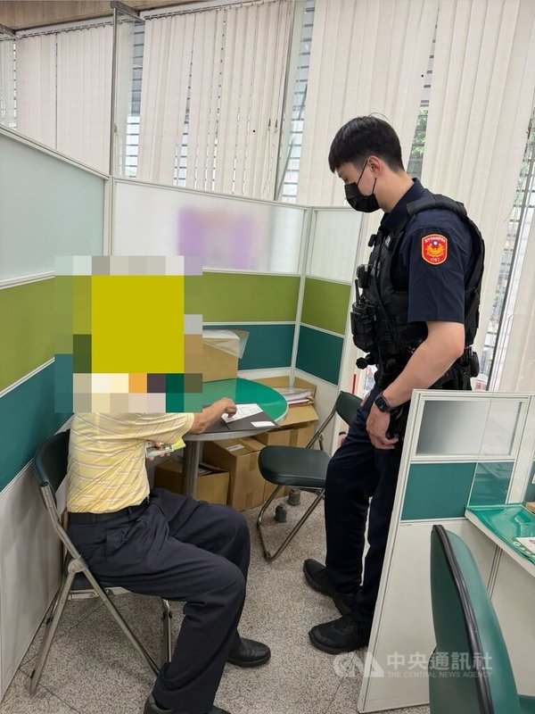 台中一名男子（左）近期因套牢的股票解套，經友人介紹可投資「私募公司債」，男子到銀行要匯款新台幣300萬元，但行員詢問公司資訊卻無法說明。經行員報案後，員警到場勸說阻詐。（翻攝照片）中央社記者蘇木春傳真　115年6月10日