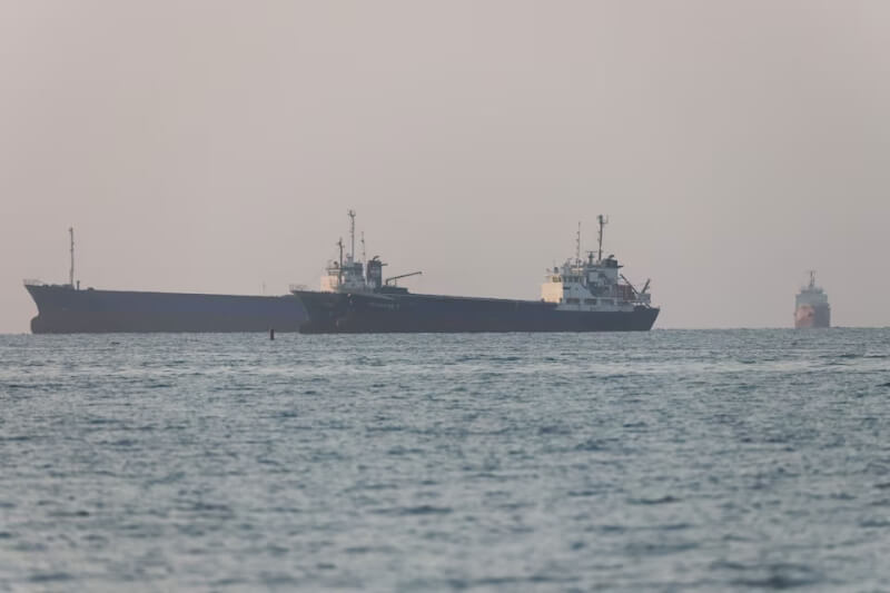 圖為8日行駛在荷莫茲海峽上的船舶。（WANA (West Asia News Agency) via 路透社）