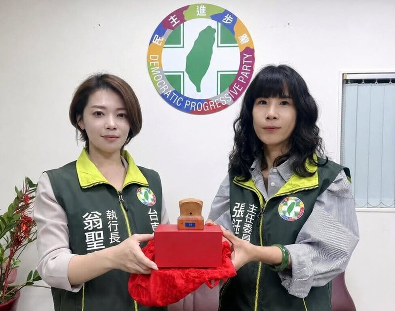 民進黨10日宣布將徵召台東縣黨部執行長翁聖惠 （左）參選台東市長，並將在6月13日由民進黨秘書長徐國勇親自到台東主持徵召說明會。（民進黨台東縣黨部提供）中央社記者盧太城台東傳真 115年6月10日
