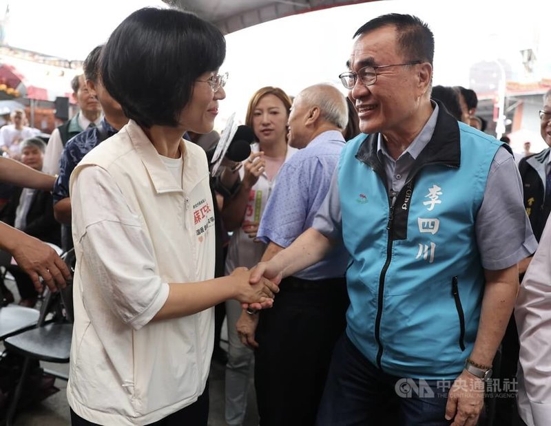 民進黨新北市長參選人蘇巧慧（前左）、國民黨新北市長參選人李四川（前右）10日前往先嗇宮出席「2026神農本草文化節」暨新北市中藥商業同業公會80週年慶活動，兩人見面握手致意。中央社記者趙世勳攝　115年6月10日