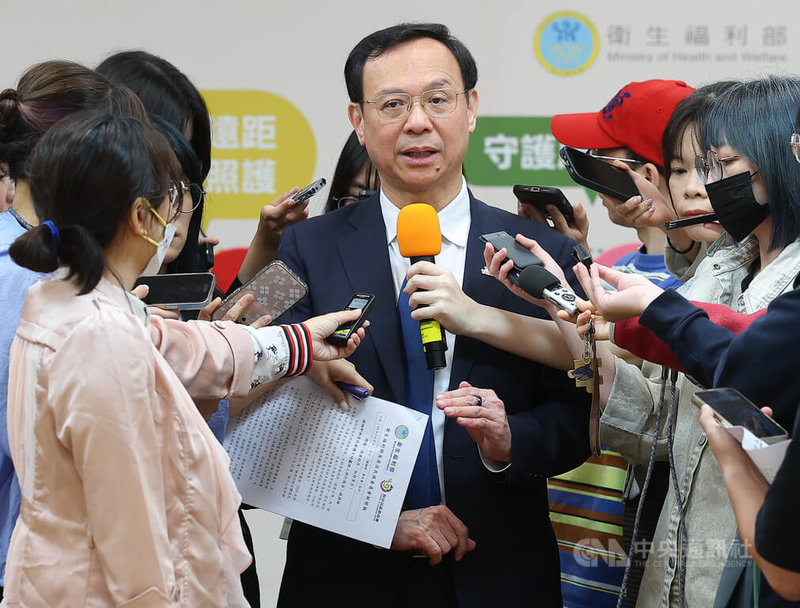 原民會副主委陳義信喊話，盼提供原民公費接種要價新台幣1.5萬帶狀疱疹疫苗。衛福部長石崇良（中）11日接受媒體聯訪說明，衛福部會進行成本效益評估，從健康負荷、健保成本效益等方面切入，預計年底會有結果，屆時再做政策決定。中央社記者謝佳璋攝  115年6月11日