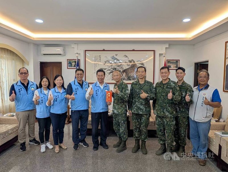 端午節將至，金門縣長陳福海（左5）11日致贈陸軍金門防衛指揮部慰問金，並與指揮官黃先任（右5）等人合影。中央社記者吳玟嶸攝　115年6月11日
