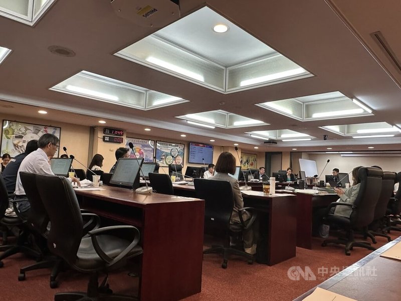 台北市政府官員曾提大龍市場「沒特色」引效應。台北市議會財政建設委員會11日召開專案報告，因市場處未附大龍市場檢討報告被綠營議員痛斥才提供，事後因內容簡略再遭質疑，委員會最後要求市場處提供修正後檢討報告，下次連同產發局預算案續審。中央社記者劉建邦攝　115年6月11日