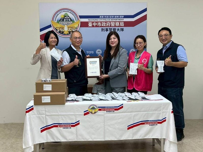 台中警方11日表示，經統計1日起連9天共查獲108件毒駕案，將持續提升執法密度與量能。台中市關懷婦女保護協會日前捐贈毒品快篩試劑予警方，對毒駕防制給予支持。（警方提供）中央社記者蘇木春傳真　115年6月11日