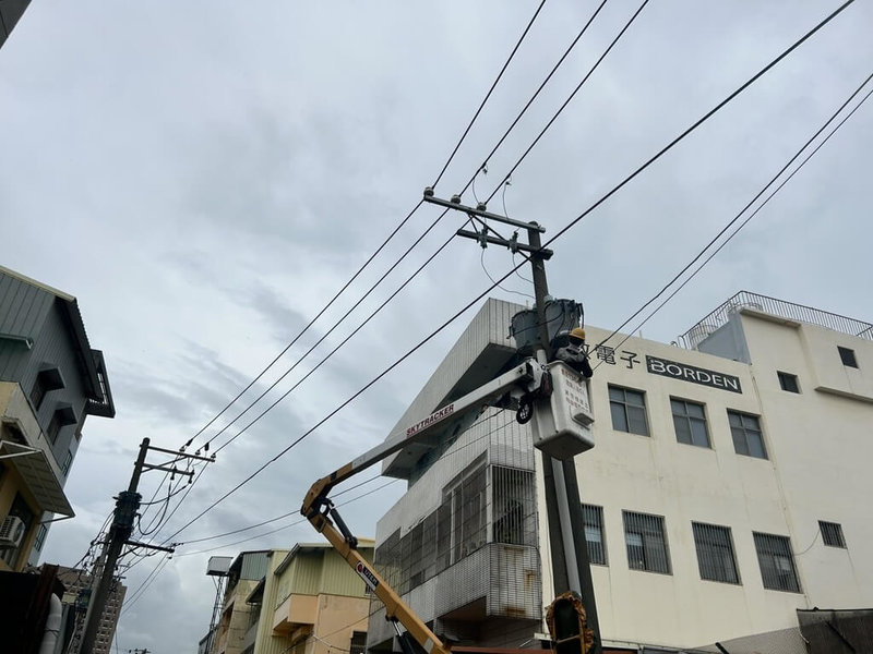 高雄市鼓山區、三民區11日上午8時許，因高壓電纜接頭故障發生無預警停電，台電立即派員搶修，事故後約2小時全數復電。（台電提供）中央社記者林巧璉傳真　115年6月11日