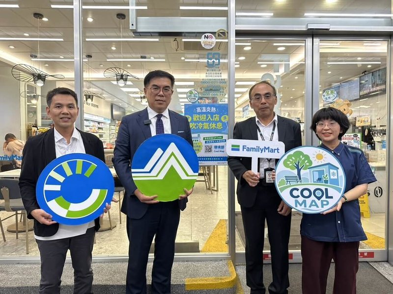 環境部11日發布「抗高溫涼適地圖Cool Map」統一識別標誌，自即日起開放各界自由下載張貼。環境部長彭啓明（左2）表示，識別標誌作為民眾辨識涼適空間的共同標記，沒有消費也歡迎入內休息、消暑；並邀請全台各地的企業、機關及民間公私部門能響應加入。（環境部提供）中央社記者張雄風傳真　115年6月11日
