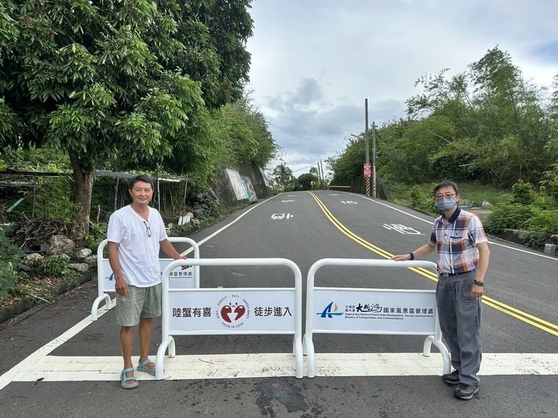 小琉球陸蟹降海釋幼季,交通部觀光署大鵬灣國家風景區管理處與在地志工合作,11日起到8月31日每天晚間7時到10時於美人路長約1.2公里路段實施封路,守護陸蟹生態。(大鵬灣國家風景區管理處提供)中央社記者黃郁菁傳真 115年6月11日