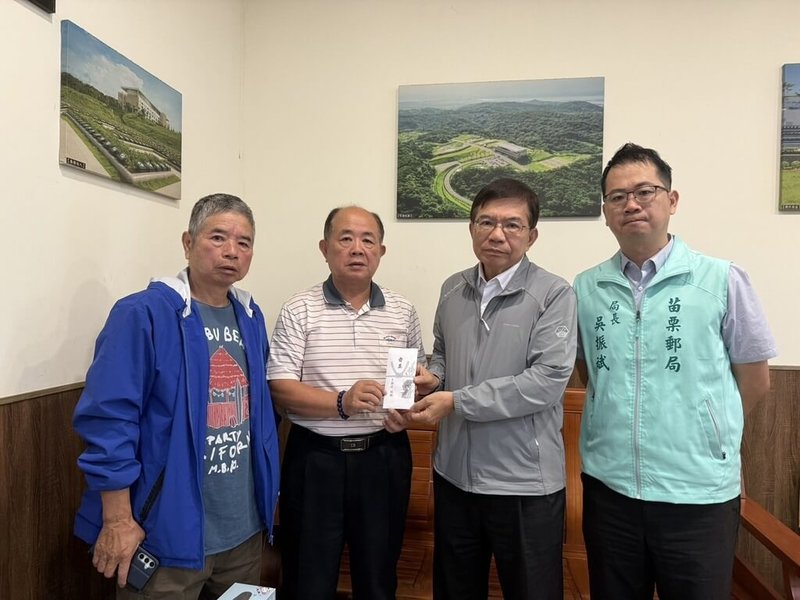 苗栗竹南郵局楊姓外包司機日前遭人攻擊、傷重不治。中華郵政董事長王國材（右2）11日親赴苗栗慰問家屬，除表達遺憾與哀悼外，更強調任何形式的暴力都不應成為解決問題的手段，（中華郵政提供）中央社記者黃巧雯傳真 115年6月11日