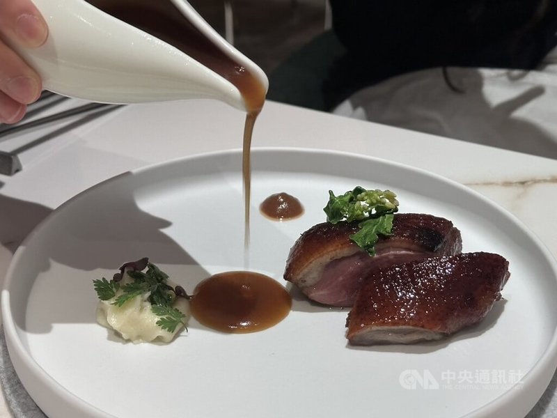 高雄知名法式餐廳邀請名廚邱一中擔任行政主廚,並宣布推出夏季首波菜單,以在地食材打造餐桌體驗,圖為彰化芳苑玉露鴨料理。中央社記者林巧璉攝 115年6月11日