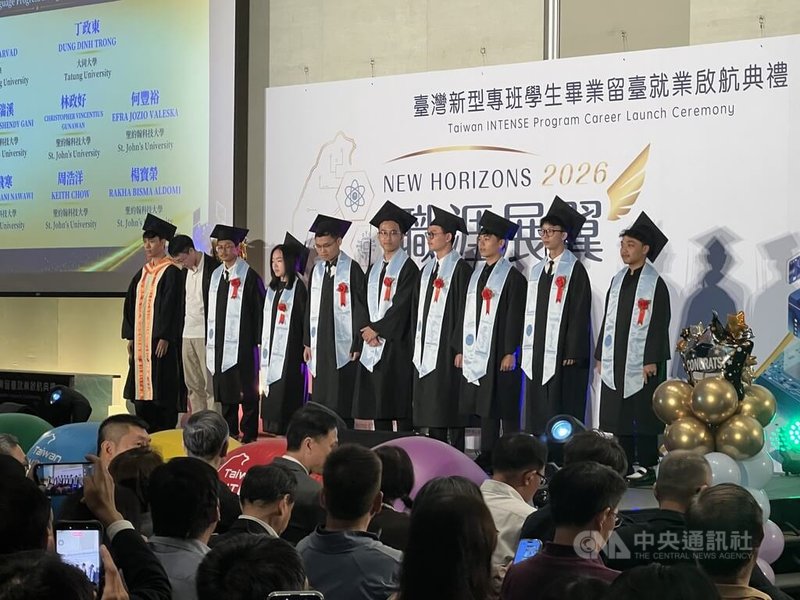 教育部11日在台北舉辦首屆台灣國際產業人才教育專班（新型專班）畢業留台就業啟航典禮，共491名外籍學生完成學業，將投入107家合作企業工作。中央社記者陳至中攝　115年6月11日
