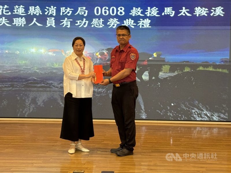 花蓮馬太鞍溪水日前暴漲，鄧姓工地主任遭洪流連人帶車沖走，歷經16小時平安獲救。擔任現場指揮的花蓮縣消防局光復分隊長葛偉治（右）11日獲縣長徐榛蔚（左）表揚。中央社記者張祈攝　115年6月11日