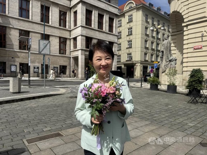 台中市長盧秀燕訪問捷克，11日拜會捷克參議院與布拉格市政府，雙方針對民主發展、國際局勢與城市治理等議題進行交流。會後，布拉格市長史渥波達（Bohuslav Svoboda）贈與盧秀燕一束花。中央社記者劉郁葶布拉格攝　115年6月11日