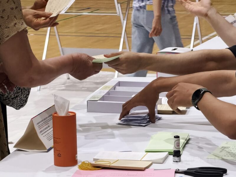 圖為首爾3日一處投票所發放選票。（中央社檔案照片）