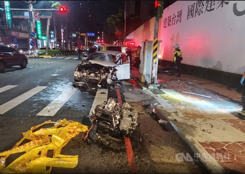 桃園市桃園區11日晚間發生嚴重車禍,1輛自小客車為逃避警方追緝、高速逃逸,失控打滑撞上2名路人,2人都命危送醫。(翻攝照片)中央社記者葉臻傳真 115年6月11日